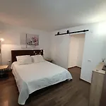Lovely 1-bedroom Close To The Centre 아파트 *