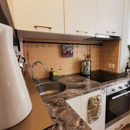 Lovely 1-bedroom Close To The Centre Apartament *