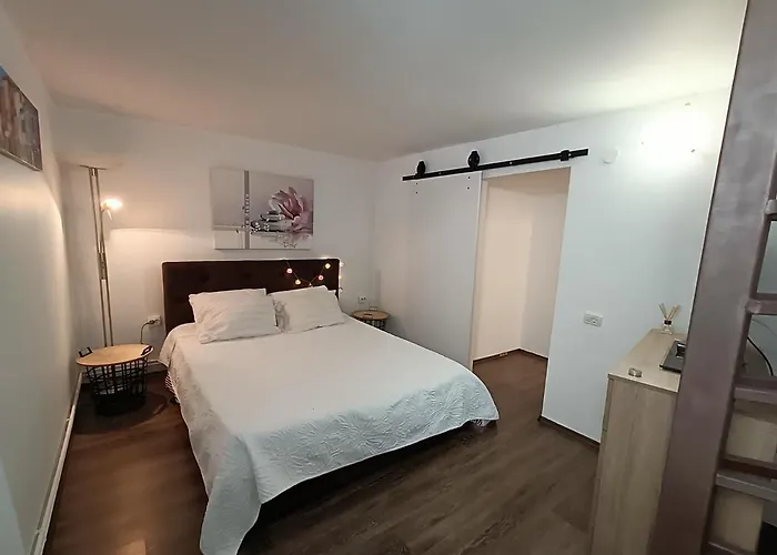 Lovely 1-bedroom Close To The Centre 아파트 *